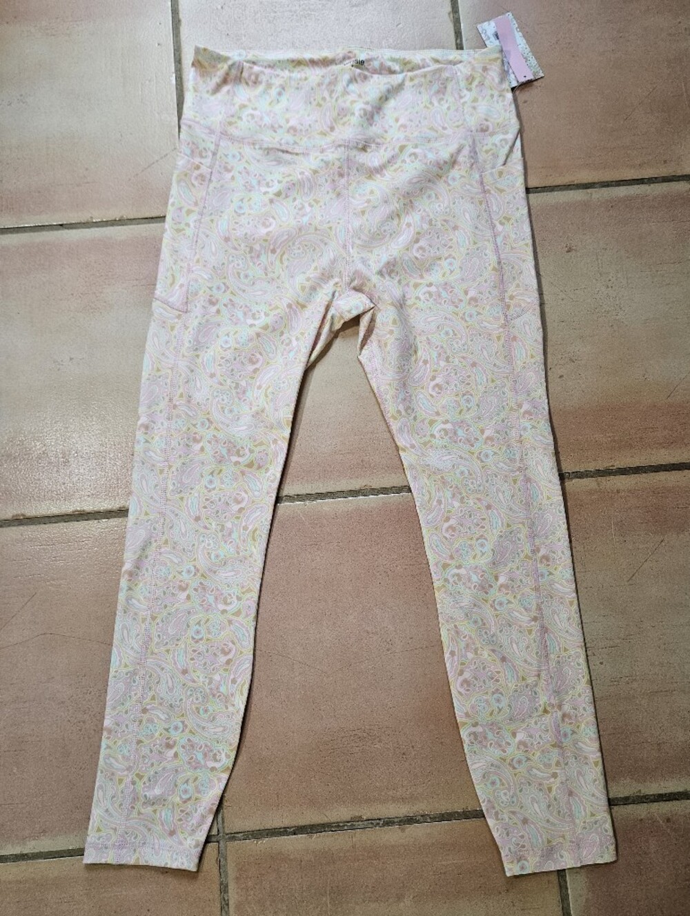 NWT Kensie Bubblegum Paisley Pocket Performance Legging